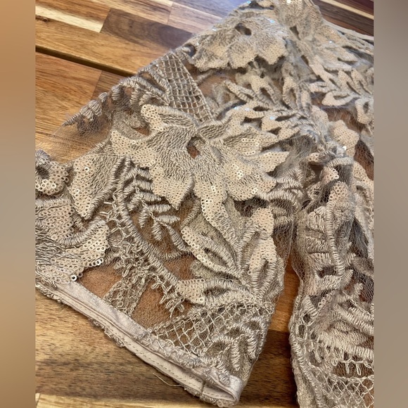 Beautiful detail & sparkle Blouse! - Picture 7 of 8